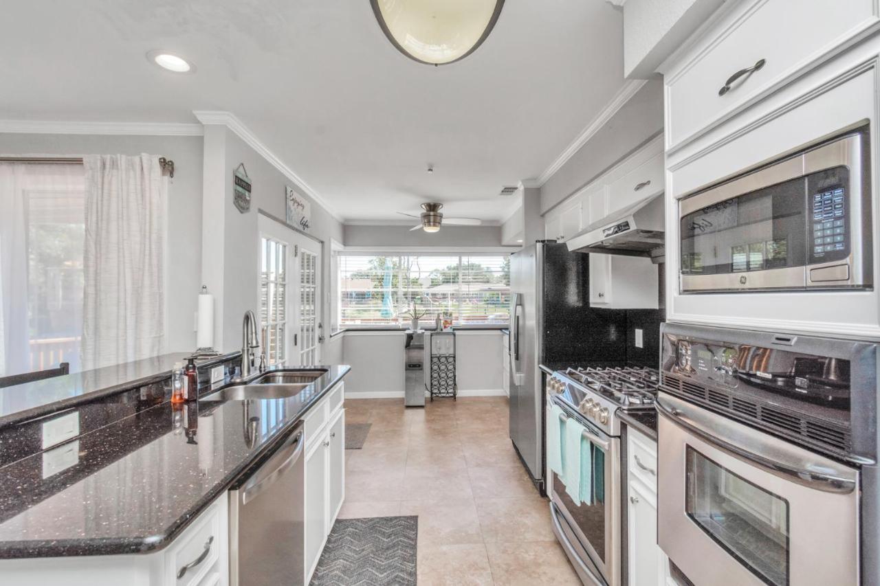 Beauty On The Water! Lake House Near The Beaches! Galveston Exterior photo