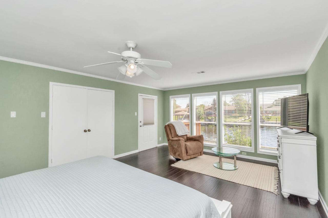 Beauty On The Water! Lake House Near The Beaches! Galveston Exterior photo